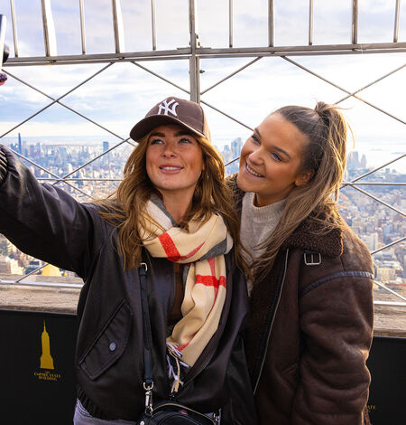 People taking a selfie with the view on the 86th Floor at the Empire State Building Observatry